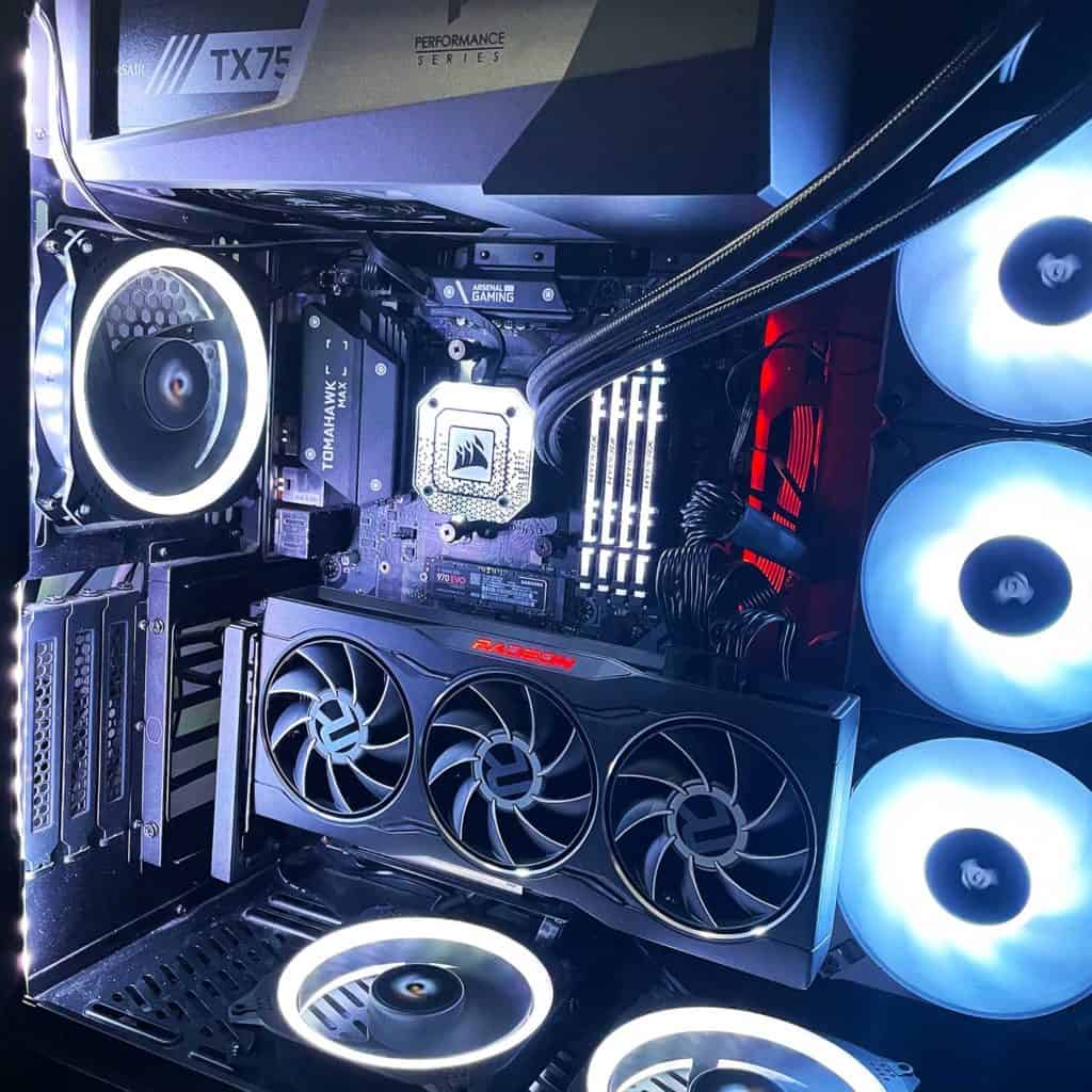 Le Corsair H150i Elite Capellix XT installé dans un PC