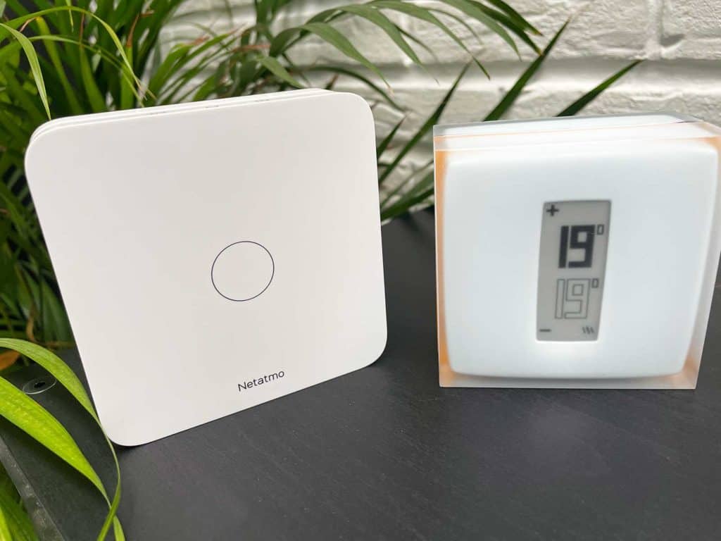 Le Détecteur de Monoxyde de Carbone Intelligent Netatmo à côté du thermostat