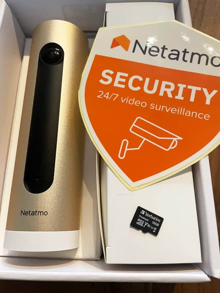 La Netatmo Smart Indoor Camera dans sa boîte avec ses accessoires