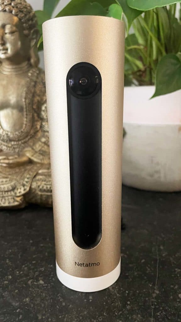 La Netatmo Smart Indoor Camera posée sur une cheminée