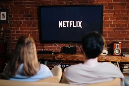 Un couple qui regarde Netflix sur sa télévision