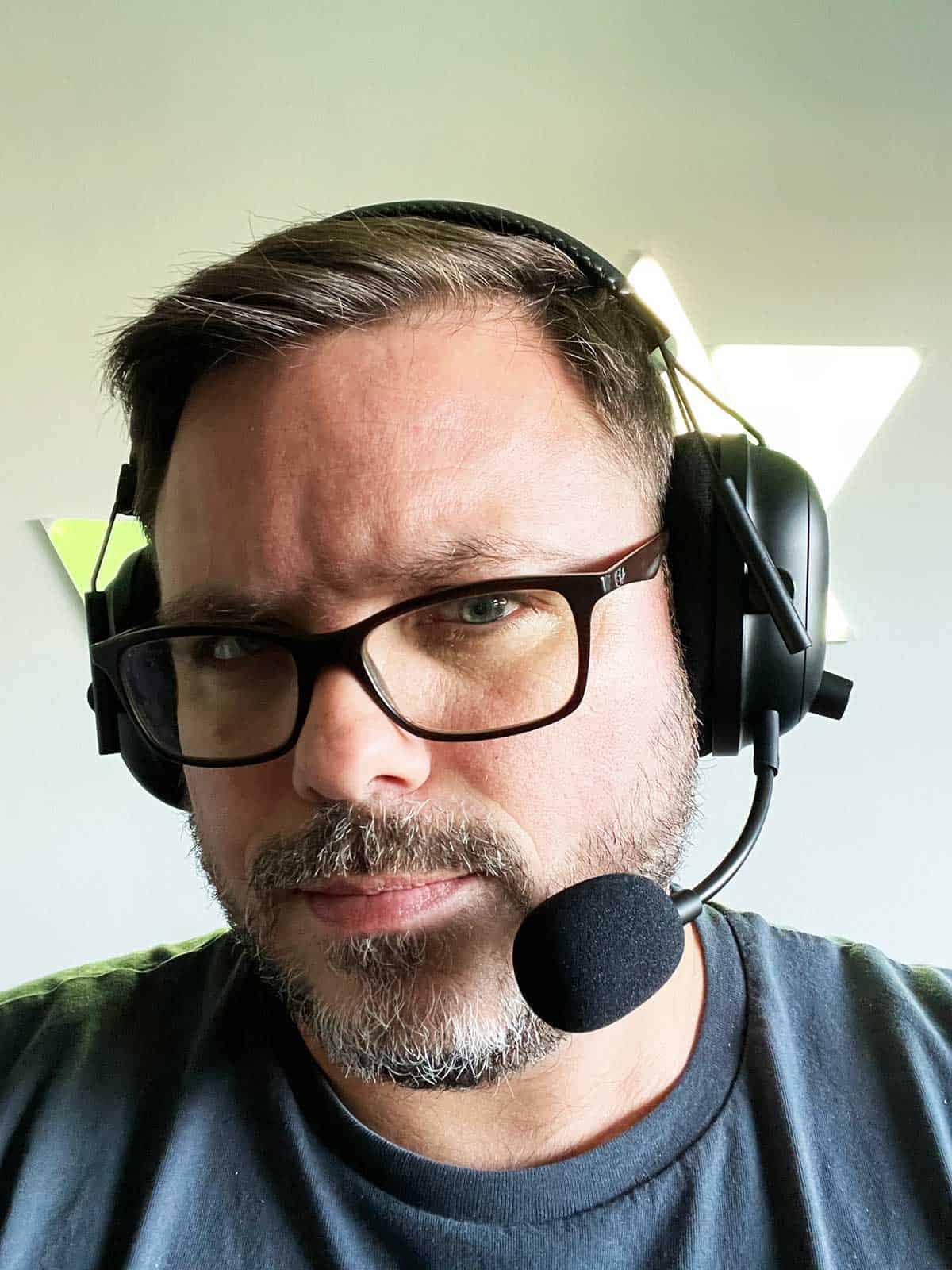 gros plan sur la tête d'un homme qui porte le Razer BlackShark V2 Pro sur sa tête