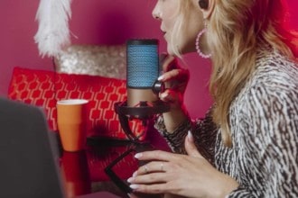 femme sexy avec accessoires micro streaming