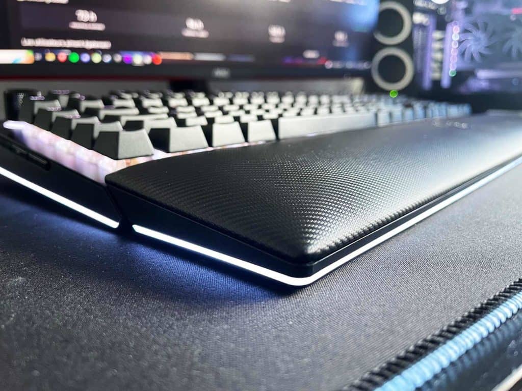 Gros plan sur l'éclairage RGB du Razer BlackWidow V4 Pro