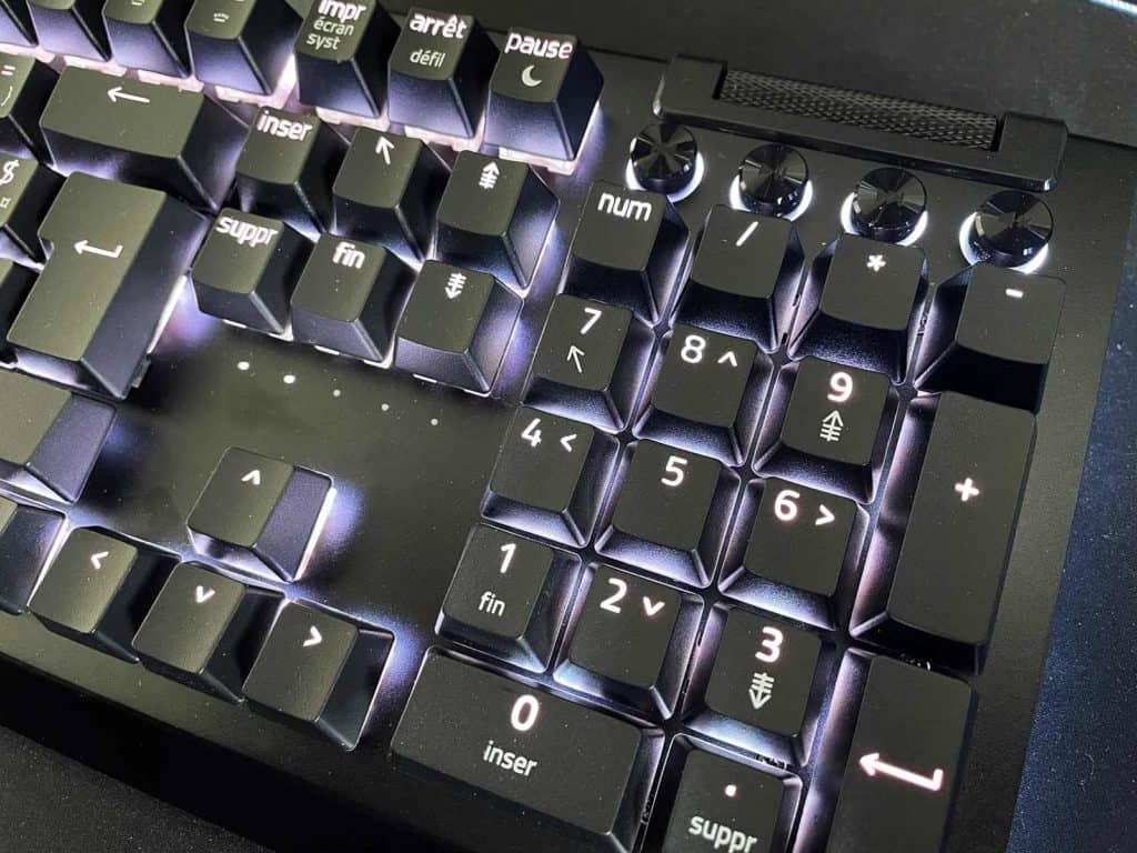 Gros plan sur le pavé numérique du Razer BlackWidow V4 Pro