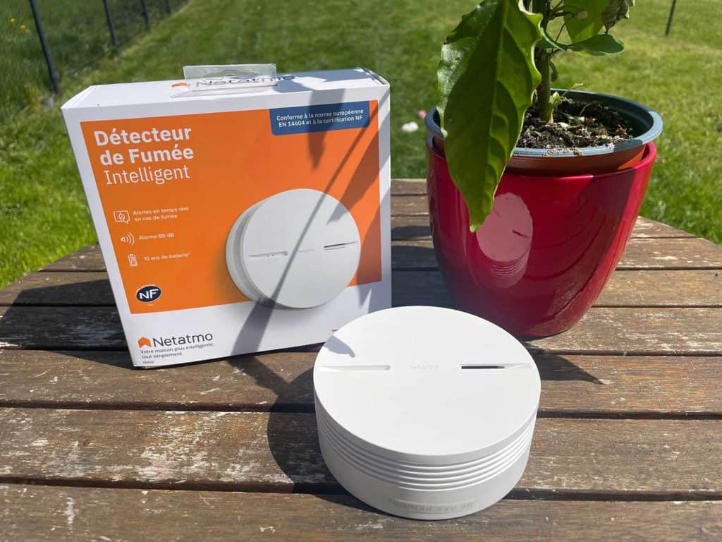 Le détecteur de fumée Intelligent Netatmo posé sur une table