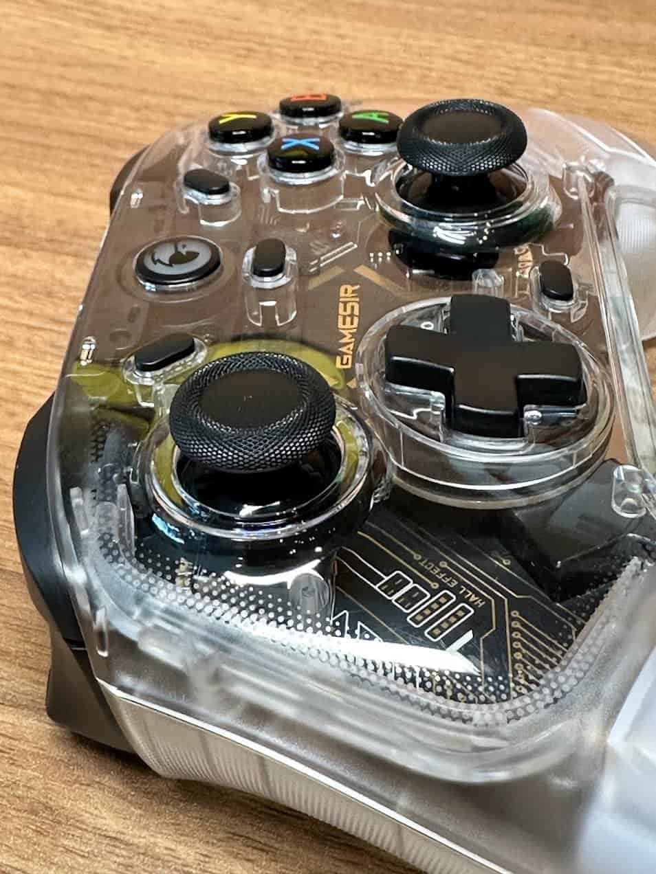 Gamesir T4 Kaleid : vous pourrez observer l'intérieur de la manette