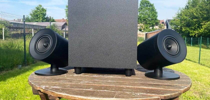 le kit Razer Nommo V2 Pro posé sur une table