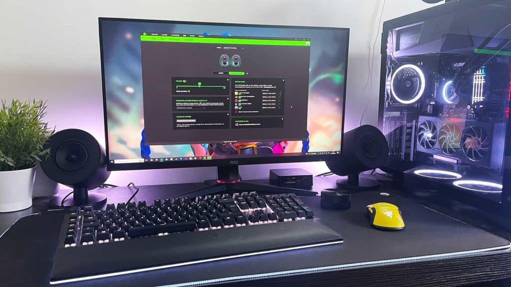 Les Razer Nommo V2 Pro installées sur un PC