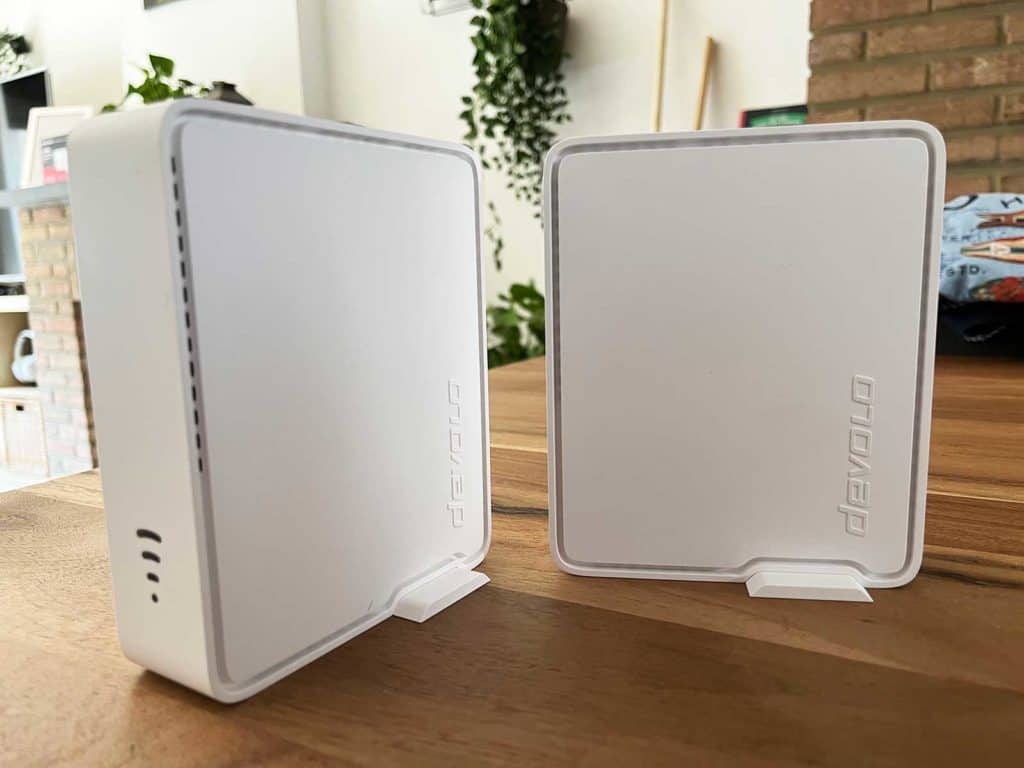 Les deux répétiteurs du Devolo Repeater 5400 Mesh Bundle