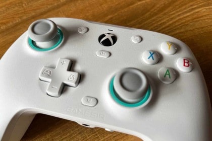 Gros plan sur la manette Gamesir G7 SE