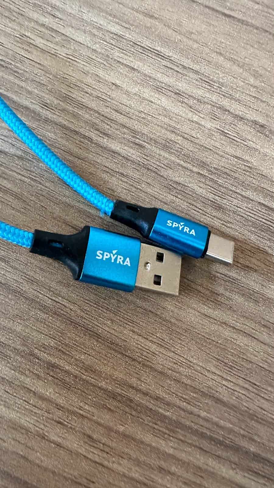 SpyraThree : un petit câble USB aux couleurs de la marque, le détail que j'aime bien