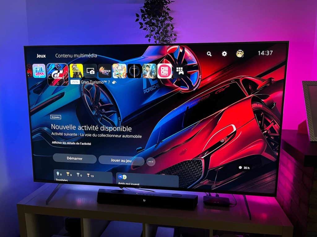 Le kit Lytmi Fantasy 3 installé sur une télé allumée