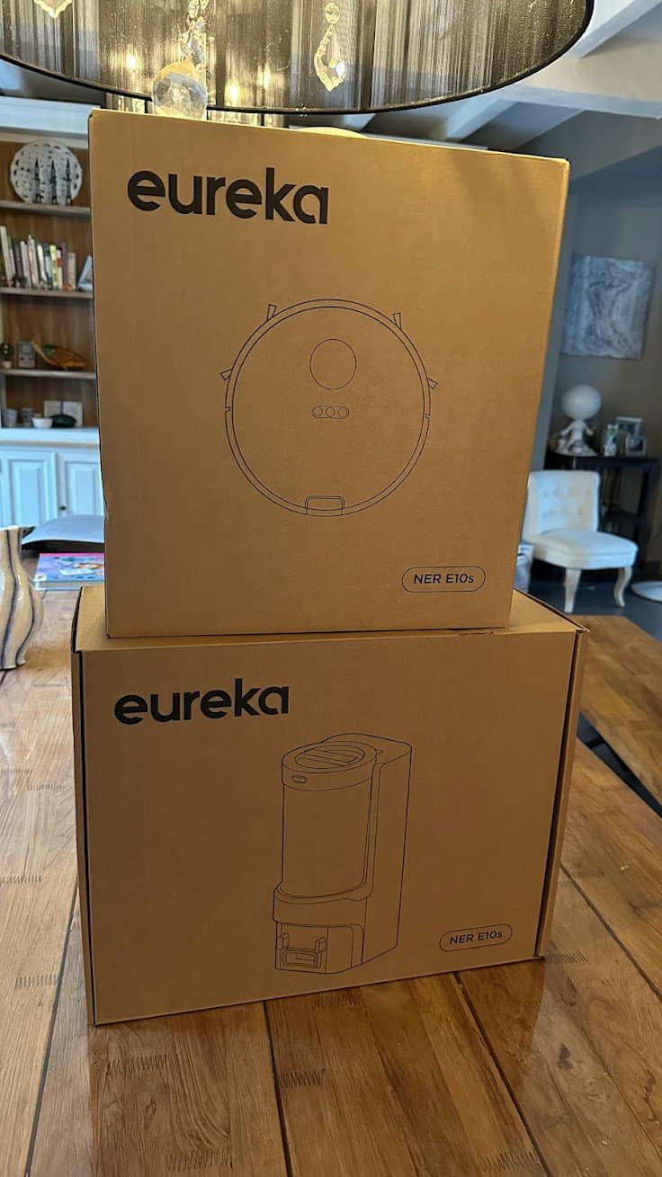 Eureka E10S : le colis contient deux boites l'une avec le robot et l'autre la base