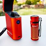 La lampe Olight Baton 4 et son étui posés sur une table