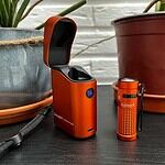 La lampe Olight Baton 4 et son étui posés sur une table