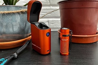 La lampe Olight Baton 4 et son étui posés sur une table