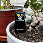 La Olight Oclip Pro dans un pot de fleurs