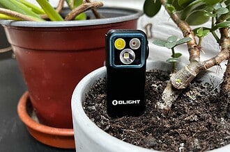La Olight Oclip Pro dans un pot de fleurs