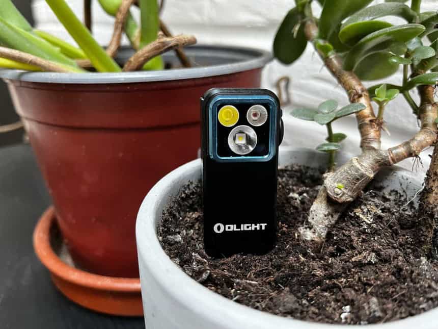 La Olight Oclip Pro dans un pot de fleurs