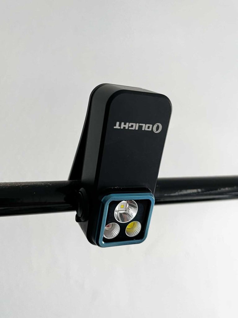 La Olight Oclip Pro fixée sur une barre en metal