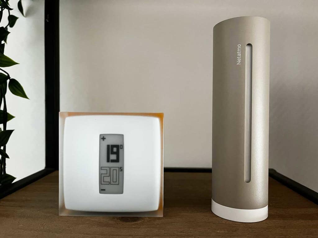 La Station Météo ORIGINAL Netatmo à côté du thermostat Netatmo