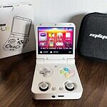 La console Miyoo Flip V2 posée sur un bureau