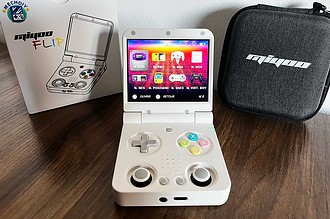 La console Miyoo Flip V2 posée sur un bureau