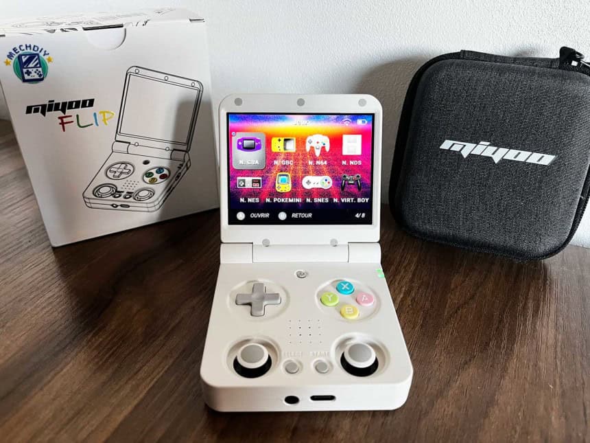 La console Miyoo Flip V2 posée sur un bureau