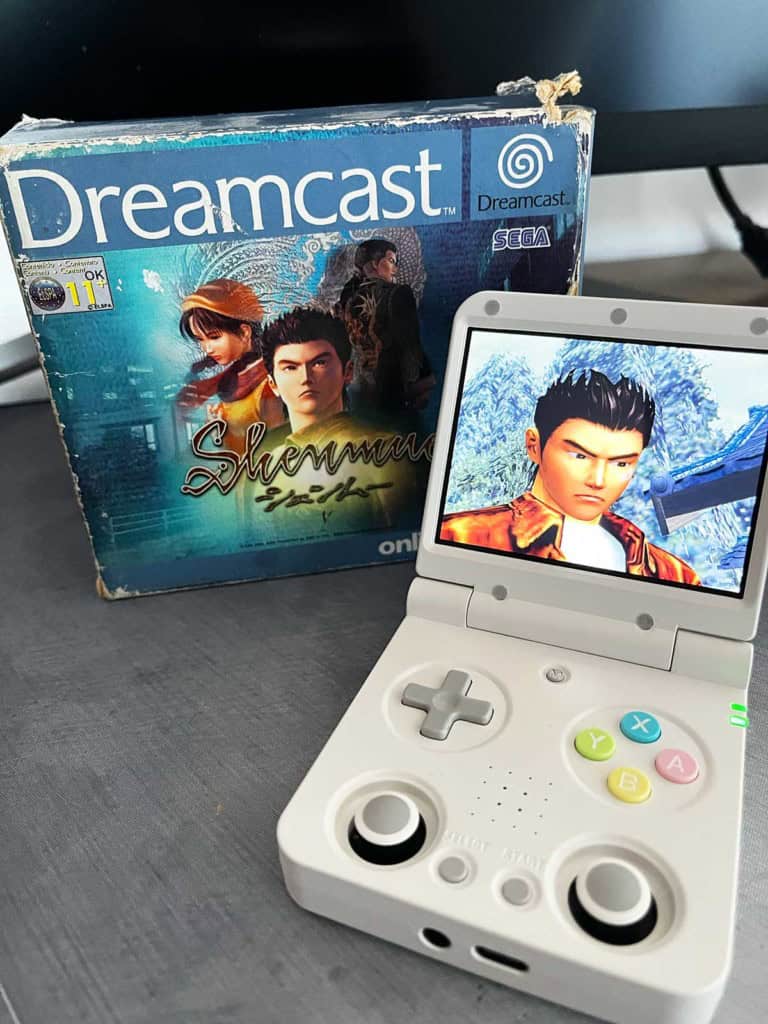 La Miyoo Flip V2 à côté d'un jeu rétro