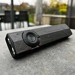 La Olight ArkPro posée sur un muret