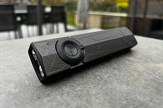 La Olight ArkPro posée sur un muret