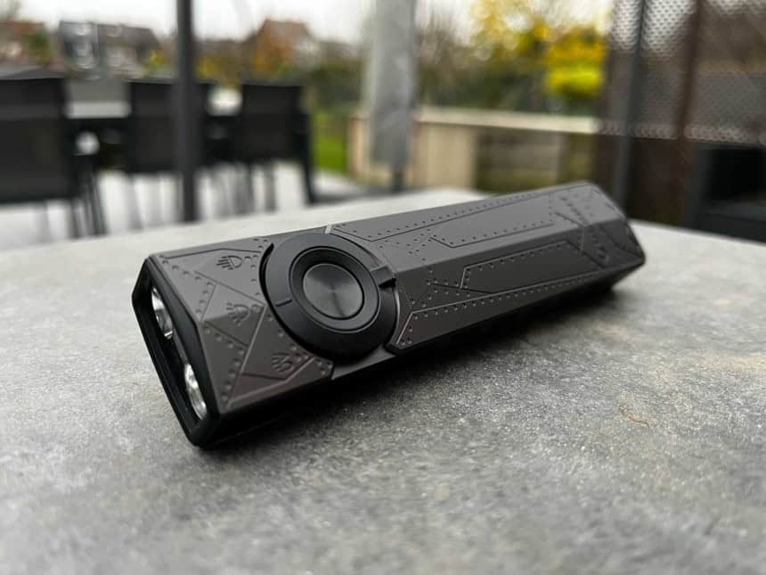 La Olight ArkPro posée sur un muret