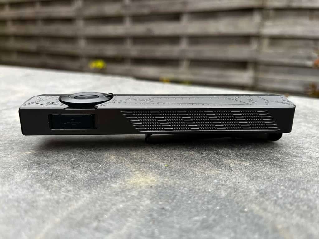 La Olight ArkPro posée sur un muret