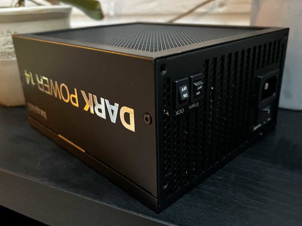 La be quiet! Dark Power 14 posée sur un meuble