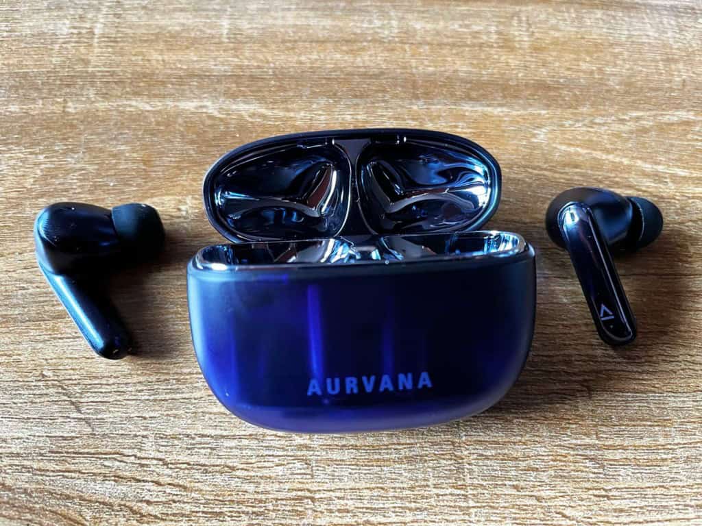 Les Creative Aurvana Ace 3 posés sur une table