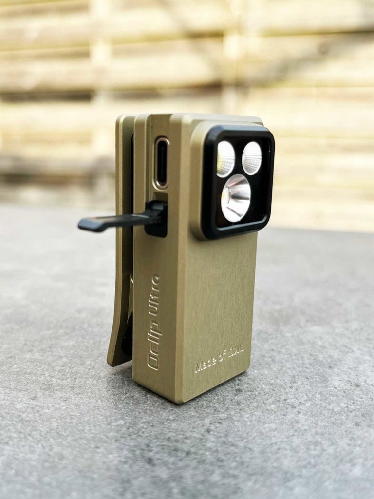 Le port USB-C de la lampe Olight Oclip Ultra