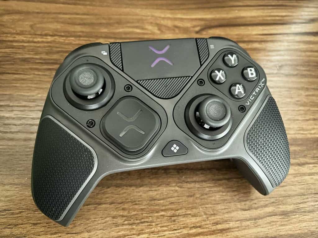 La Victrix Pro BFG Reloaded posée sur un bureau