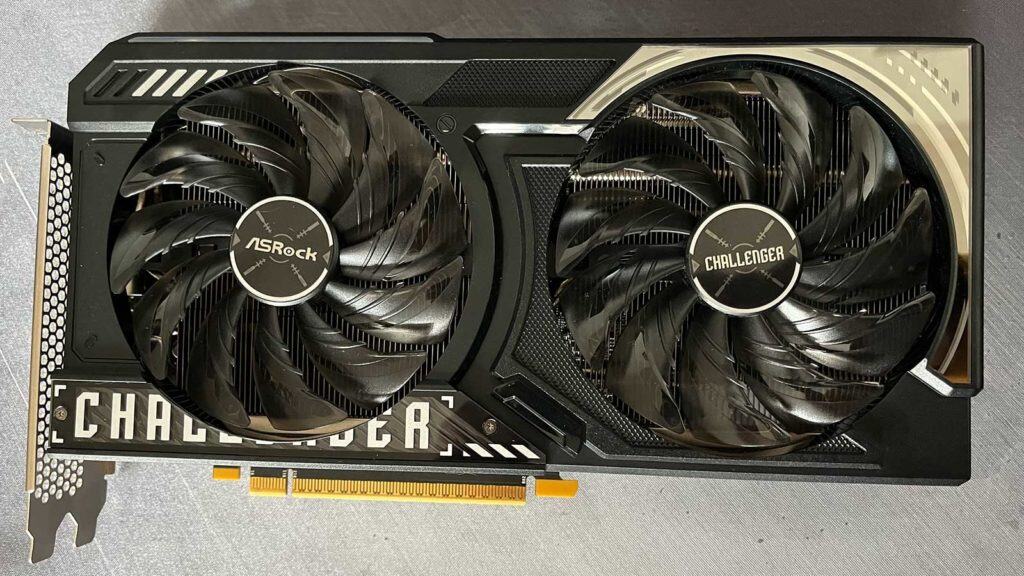 L'Intel Arc B580 posée sur une table