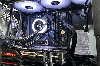 Le Levelplay Combat Liquid 360 SE installé dans un PC