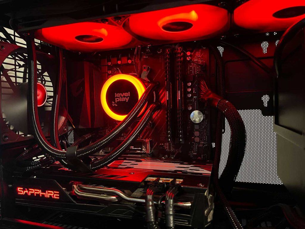 Le Levelplay Combat Liquid 360 SE installé dans un PC allumé