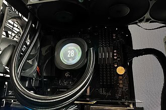 Le Corsair Nautilus 360 RS LCD installé dans un PC