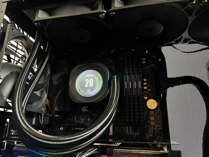 Le Corsair Nautilus 360 RS LCD installé dans un PC