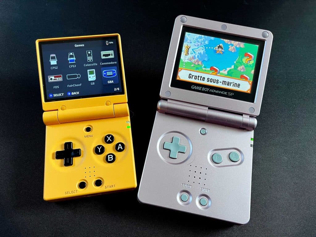 La Miyoo Mini Flip à côté d'une GBA