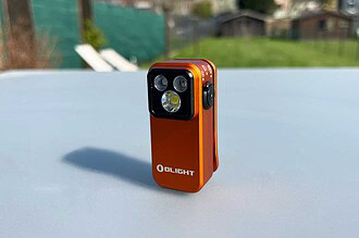La Olight Oclip Pro S posée sur une table