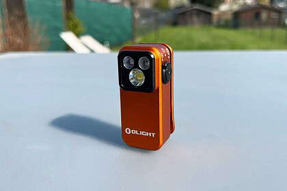 La Olight Oclip Pro S posée sur une table
