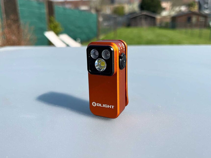 La Olight Oclip Pro S posée sur une table