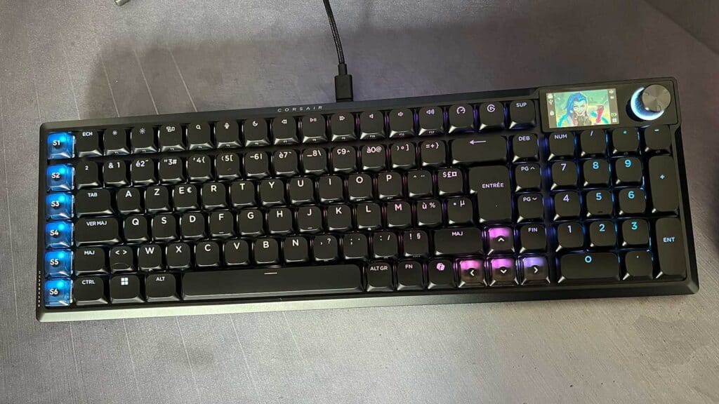 Le Corsair Vanguard AIR 99 Wireless posé un bureau