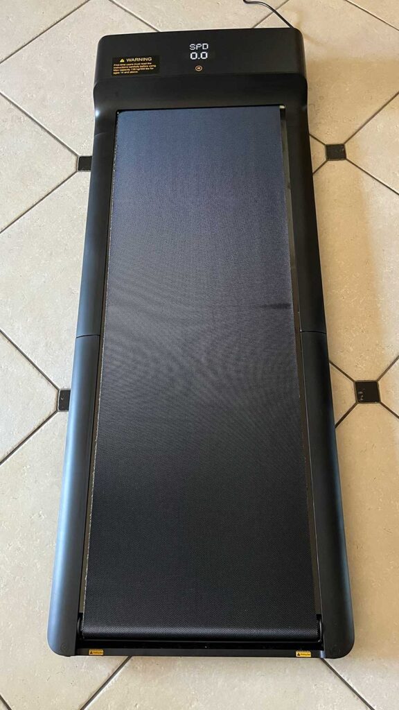 Le WalkingPad A1 Pro déplié posé par terre