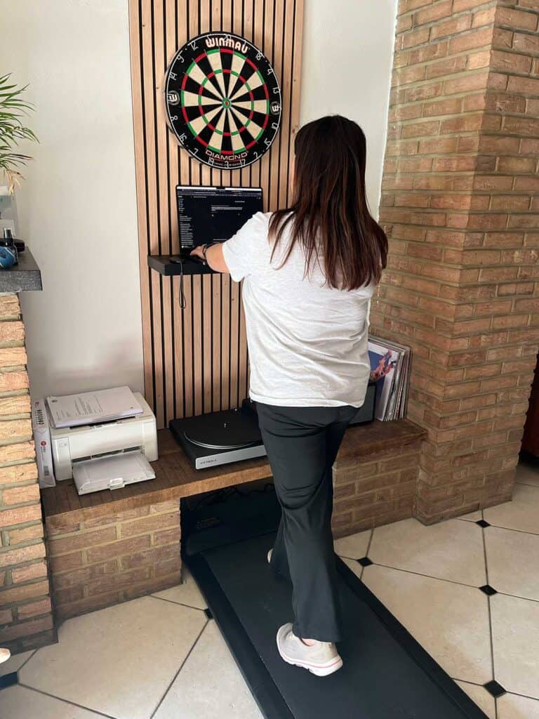 Une femme qui travaille en utilisant le WalkingPad A1 Pro